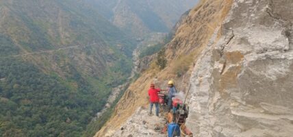 चट्टानी भीरमा परिवारको भविष्य खोज्दै मजदुर