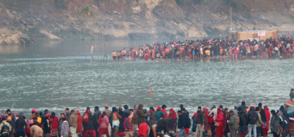 देवघाटमा स्नान गर्न घुइँचो : गैँडाकोटबाट निःशुल्क डुङ्गाको व्यवस्था