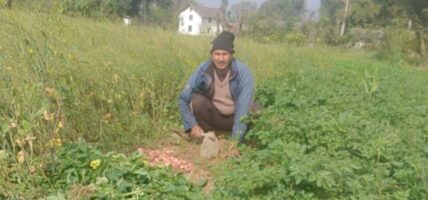 बिदेशबाट फर्केर कृषि कार्यमा जमेका कृषक