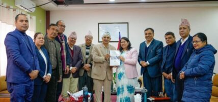 मन्त्रीसमक्ष संस्कृत विश्वविद्यालयको प्रतिवेदन पेस