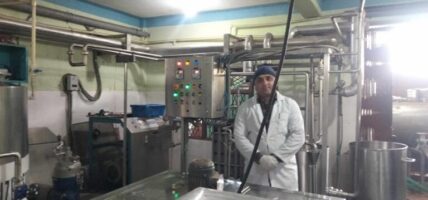 उत्पादित दूध बिक्री नहुँदा किसान चिन्तित,भारतीय दूधले नेपाली उत्पादन समस्यामा