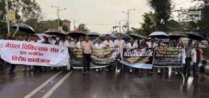 चिकित्सकहरुको वार्ता अझै  टुङ्गिएन, सरकारको निर्णय कलेज सञ्चालकले टेरेनन्