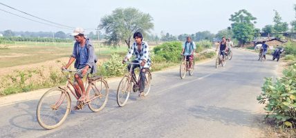 पाँच सय कमाउने आसमा ३२ किमी यात्रा