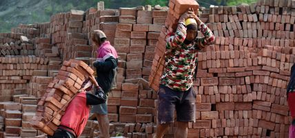 उद्योग प्रतिष्ठानमा घटे नियमित काम गर्ने श्रमिक