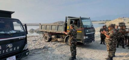 सेनाले निर्माण गर्दै महाकाली तटबन्ध