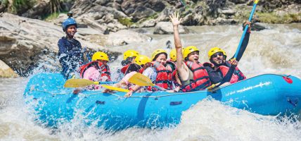 उखरमाउलो गर्मीकाे वातावरण छल्न र्‍याफ्टिङकाे सहारा