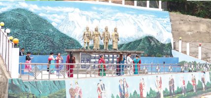 ताप्लेजुङको धाननाच स्तम्भ (धाननाच पार्क) पर्यटकको पर्खाइमा