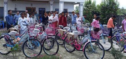 छात्रालाई प्रोत्साहन गर्न साइकल वितरण