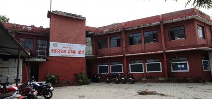 लाखौँ बिरामी स्वास्थ्य बीमामार्फत नियमित औषधीदेखि शल्यक्रियासम्म