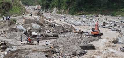 बाढी र पहिरोले सडक अवरुद्व हुँदा सर्वसाधारणलाई सास्ती