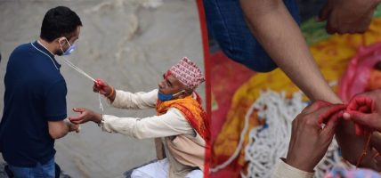 आज देशभर जनै पूर्णिमा पर्व मनाइँदै, पशुपतिमा भक्तजनहरूकाे घुइँचाे