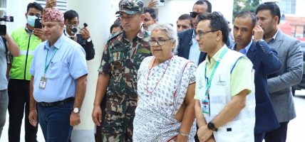 आन्दोलनका घाइते भेट्न प्रधानमन्त्री कार्की अस्पतालमा