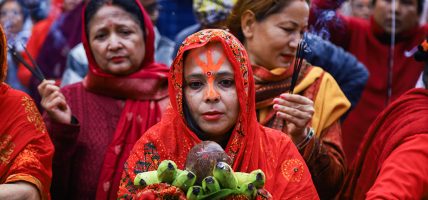 उदाउँदो सूर्यलाई अर्घ दिँदै छठ सम्पन्न (फोटो फिचर)