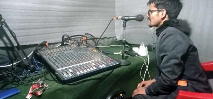 कण्ठ गरेरै समाचार वाचन