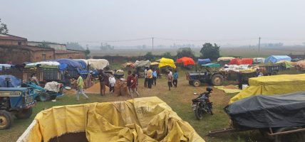 धान बेच्न किसान रातभर लाइनमा, सरकारी खरिद केन्द्रमा भीड