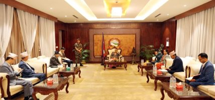 प्रधानमन्त्रीसँग संसदका पदाधिकारीको भेट, सचिवालयको आकार नघटाउन आग्रह