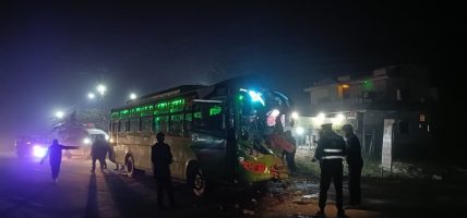 सप्तरीमा बस–ट्रक ठोक्किँदा एकको मृत्यु, ११ जना घाइते