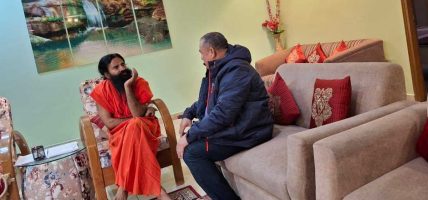 मुख्यमन्त्री शाह र स्वामी रामदेवबिच धार्मिक पर्यटन विषय छलफल