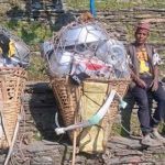 ४५ वर्षदेखि भाँडाको भारी बोकेर व्यापार गर्दै सिन्धुपाल्चोकका व्यापारी