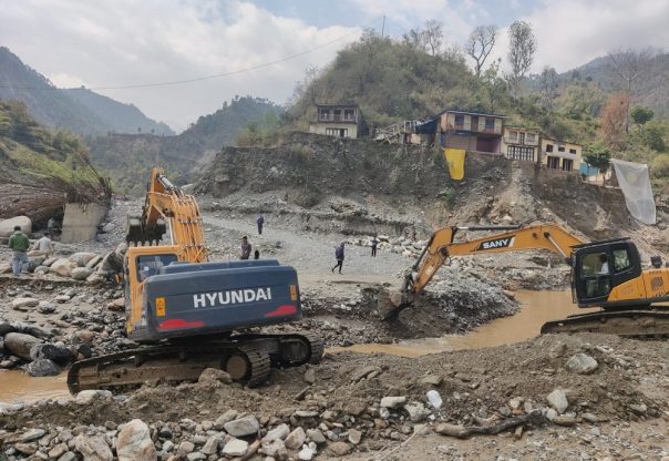 रोसी खोलाको बाढीपछि अवरुद्ध बीपी राजमार्ग पुनः सञ्चालन