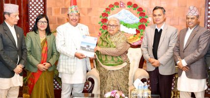 प्रधानमन्त्री कार्कीसमक्ष निर्वाचनको मत परिणामसहितको प्रतिवेदन पेश