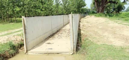 भेरी–बबई डाइभर्सन कुर्दै किसान