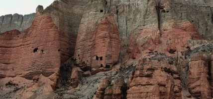 पर्यटकको पर्खाइमा रहेका ढाकमरका राताम्मे पहाड