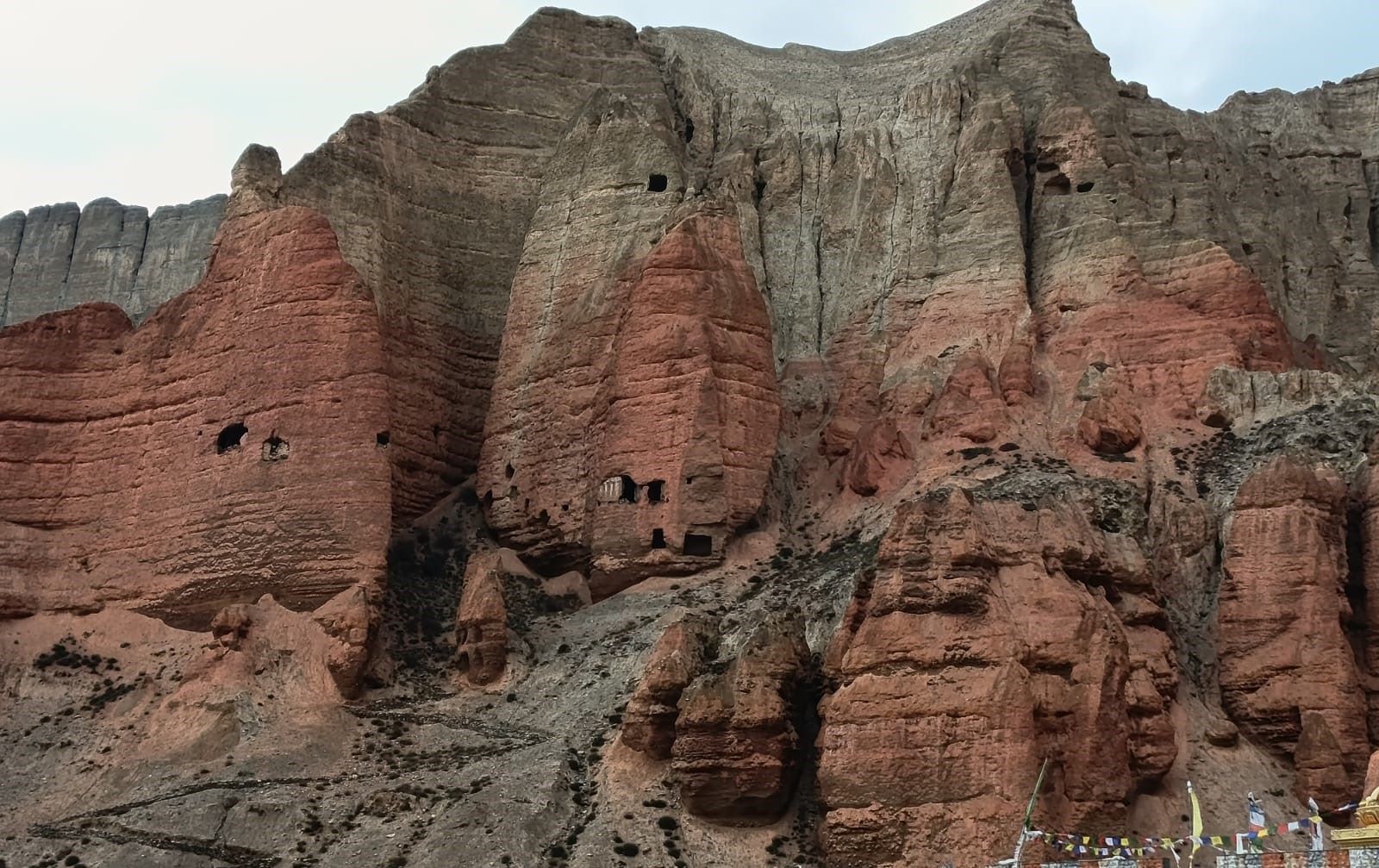 पर्यटकको पर्खाइमा रहेका ढाकमरका राताम्मे पहाड