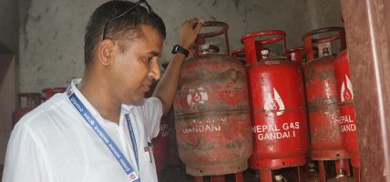ग्यासमा कृत्रिम अभाव र कालोबजारी गरे कडा कारबाही गर्ने मन्त्रालयको चेतावनी